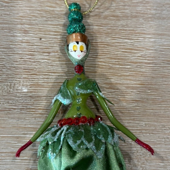 Vintage RUSS BERRIE Belles de Noel Ms Kate Boxwood Christmas Ornament - Picture 3 of 5